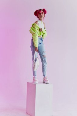 Pembe saçlı hippi kadın yaratıcı yaşam tarzı eğlence tasarımı