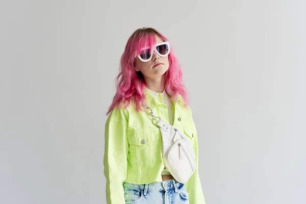 Kobieta z różowymi włosami nastolatek modne ubrania pozowanie neon — Zdjęcie stockowe