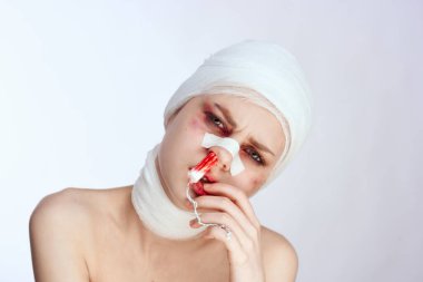 Burnu yaralı, yüzü hafif duygusal kadın tamponu.