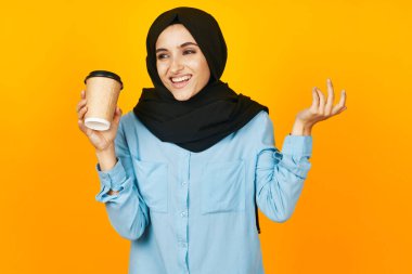 İçki içen Arap kadın camı. Duygusal rahatlama, izole edilmiş arka plan.