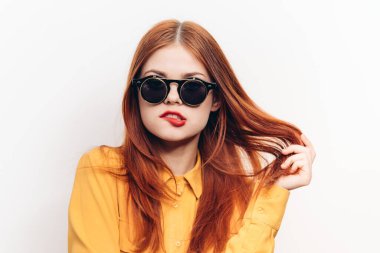 Güneş gözlüğü takan şık bir kadın. Kırmızı dudaklar.