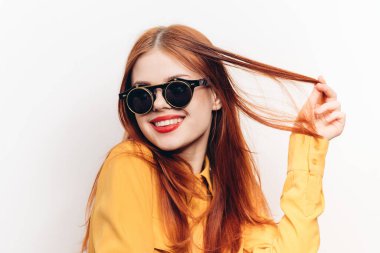 Güneş gözlüğü takan şık bir kadın. Kırmızı dudaklar.