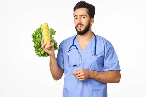 Nutricionista masculino com legumes nas mãos de calorias de saúde — Fotografia de Stock