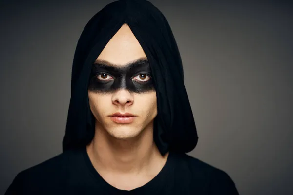 Homem em máscara preta halloween horror fantasma fundo escuro — Fotografia de Stock