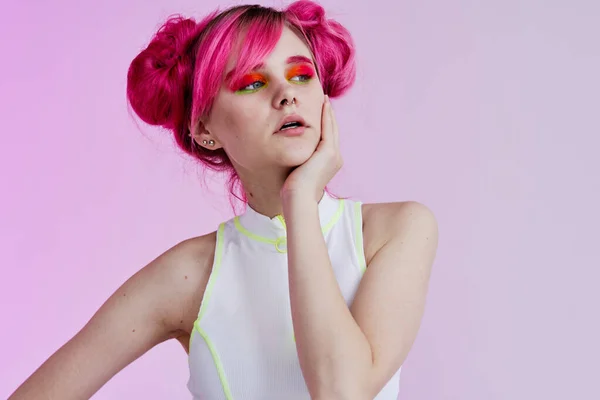 Модная женщина розовые волосы позировать мода одежда стиль жизни весело дизайн — стоковое фото
