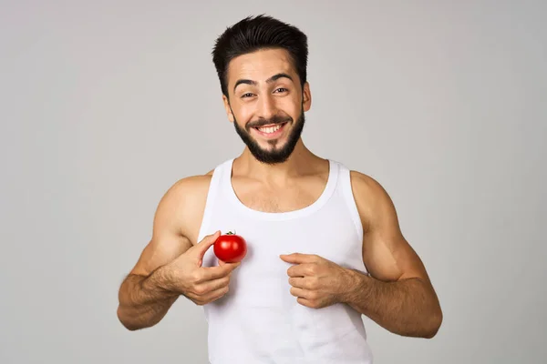 Um homem em um branco t-shirt legumes alimentos dieta força isolado fundo — Fotografia de Stock