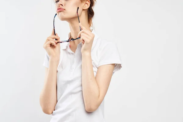 Mulheres em óculos de camisa branca posando fundo de cor — Fotografia de Stock