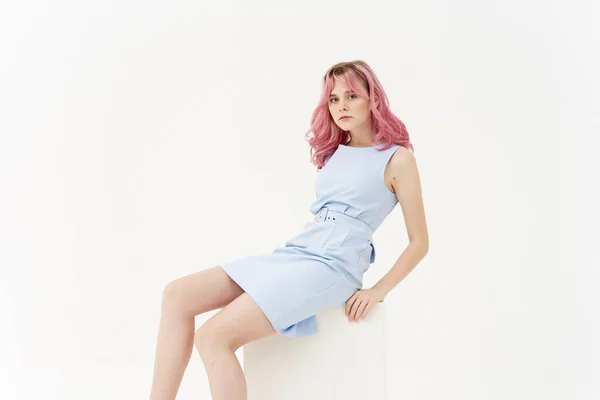 Donna allegra con i capelli rosa moda posa sfondo chiaro — Foto Stock
