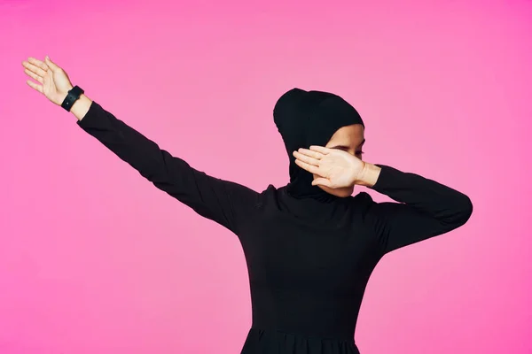 Femme musulmane en hijab noir posant modèle de geste de la main — Photo