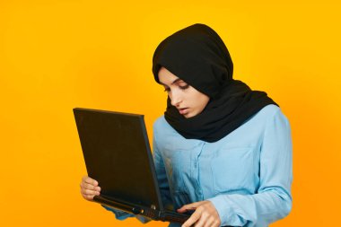 Müslüman dizüstü bilgisayar teknolojisi İnternet stüdyo yaşam tarzı