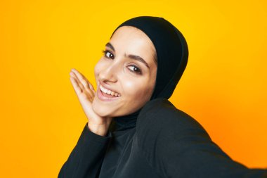 Neşeli kadın, mutluluk, moda, el hareketi, izole bir geçmiş.
