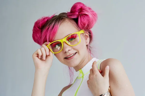 Atractiva mujer con el pelo rosa brillante maquillaje sonrisa — Foto de Stock