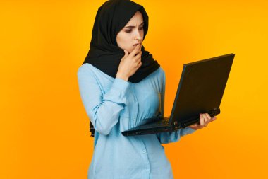 Neşeli kadın bilgisayar sektörü tecrit edilmiş geçmiş öğreniyor