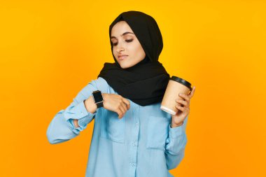 Neşeli kadın elektronik saat eğlence teknolojisi arka planda izole