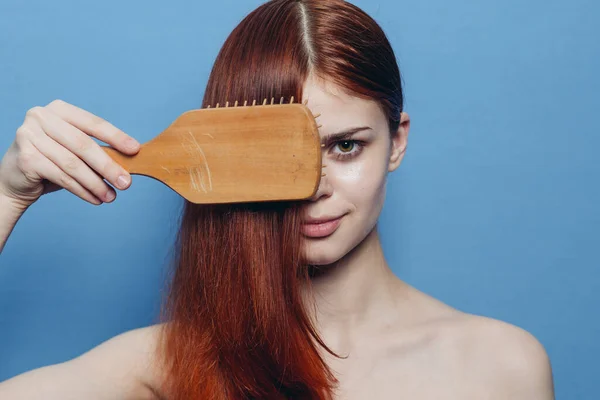 Ładna kobieta czesanie włosy gołe ramiona pielęgnacja włosów — Zdjęcie stockowe