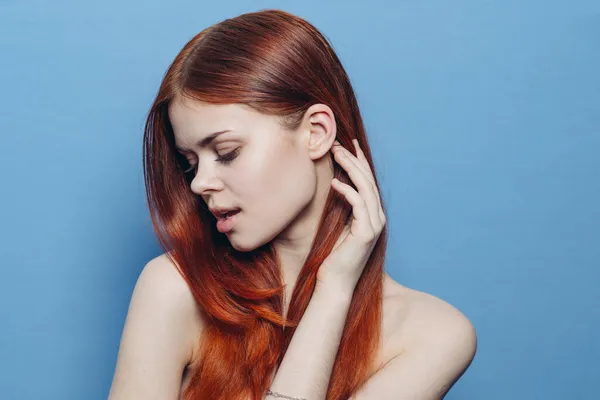 Kvinna med bara axlar rött hår Glamor blå bakgrund — Stockfoto