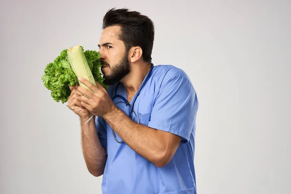 Veselý dietní lékař se zeleninou v rukou stetoskop léčba — Stock fotografie