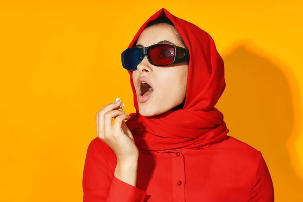 Мусульманські 3d окуляри технологія перегляду кіно попкорн ізольований фон — стокове фото