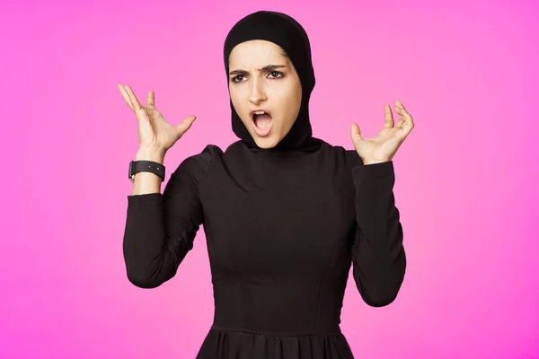 Смішна технологія мусульманського годинника, що позує рожевий фон — стокове фото