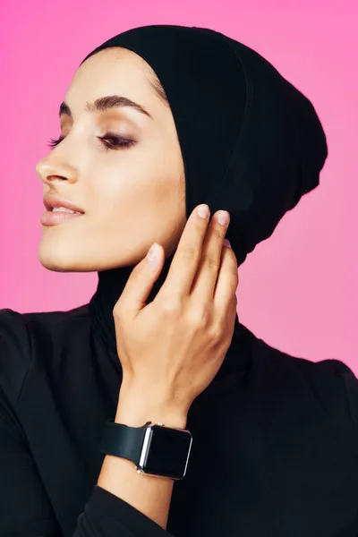 有智能手表技术的穆斯林妇女粉红背景 — 图库照片
