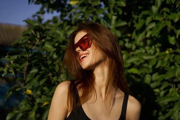 Mujer bonita en traje de baño y gafas de sol trópicos de verano — Foto de Stock