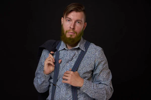 Бородатый мужчина элегантный стиль рубашки темный фон — стоковое фото