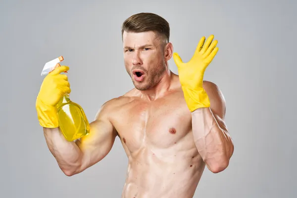 男性赤身裸体，戴着橡胶手套，清扫家务，隔离背景 — 图库照片