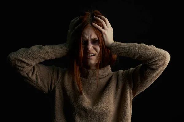 Rudowłosa kobieta z siniakami pod oczami przestraszona płaczącą depresją — Zdjęcie stockowe