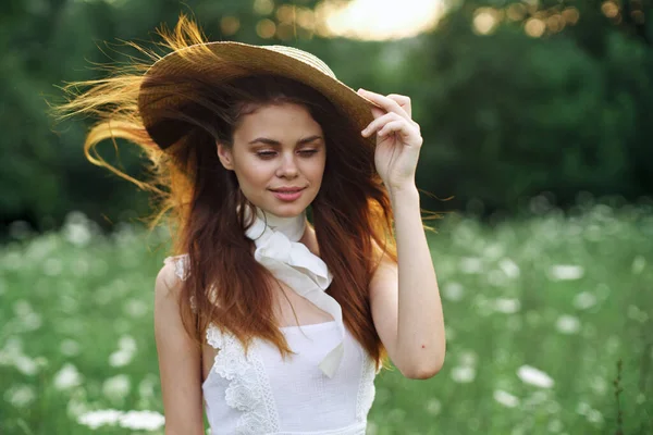 Glada attraktiv kvinna sommar natur blommor semester — Stockfoto