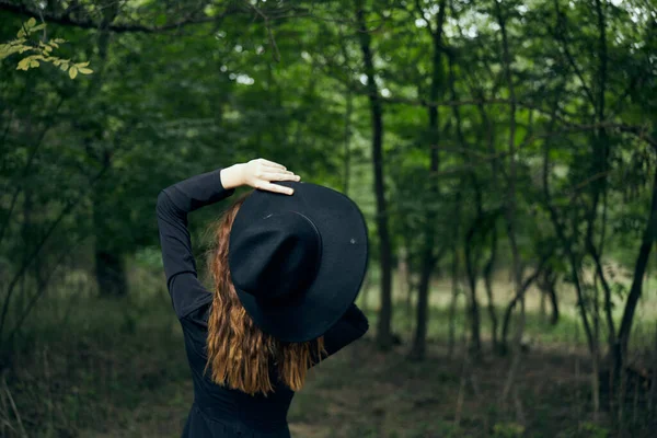 Donna allegra strega nella foresta posa fantasia — Foto Stock