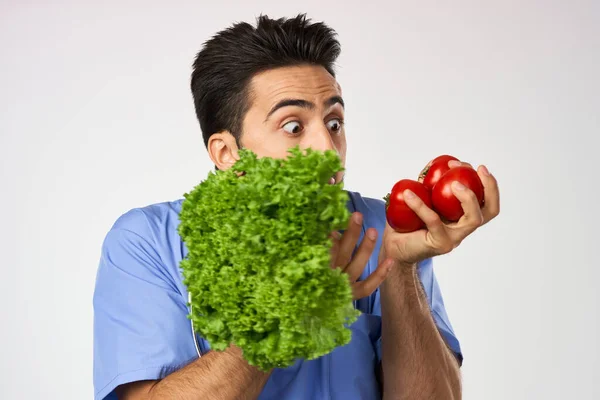 Samec lékař výživa se zeleninou v ruce zdravé jídlo — Stock fotografie