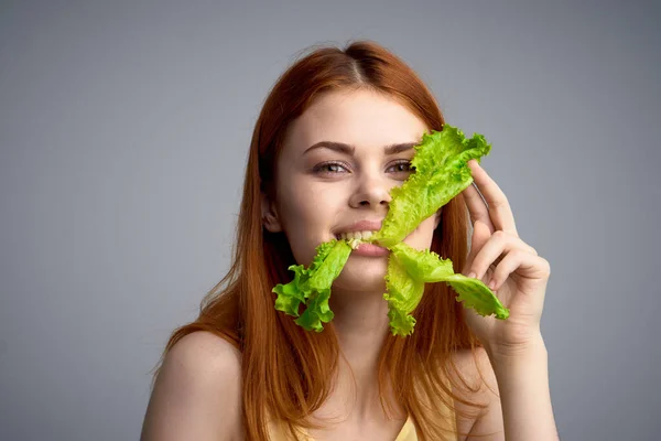 Donna con lattuga foglia cibo sano dieta stile di vita — Foto Stock