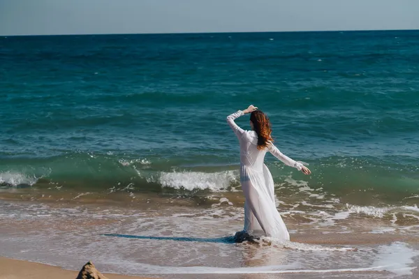 Donna in abito bianco libertà passeggiata sull'isola dell'oceano — Foto Stock