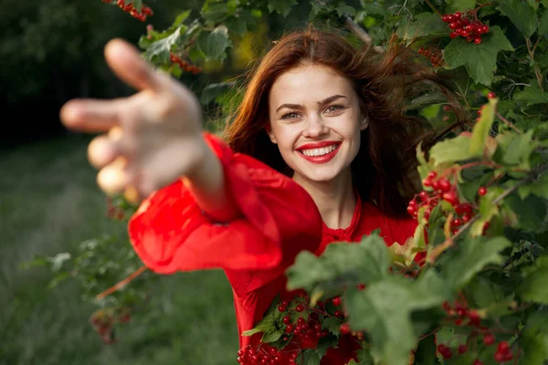 赤いシャツのきれいな女性ブッシュの性質の自由 — ストック写真