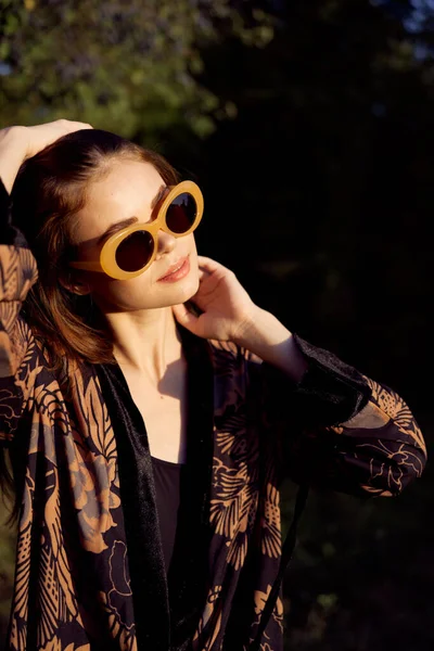 Pretty woman wearing sunglasses outdoors fashion nature — Stock Photo, Image