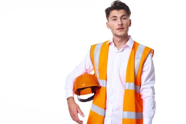 Turuncu yelek giyen mühendis profesyonel poz veriyor.