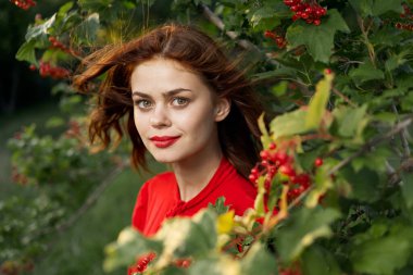 Güzel kadın temiz hava yaz meyveleri doğa