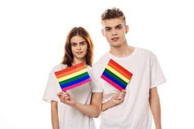 Beyaz tişörtlü çift lgbt bayrağı cinsiyet değiştiren cinsel azınlıklar