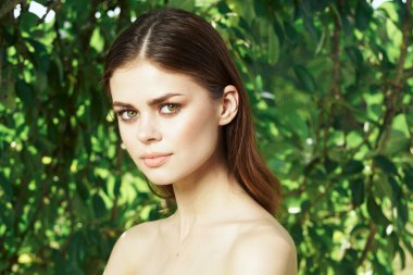 Gülümseyen kadın makyaj spa doğa taze hava kırpılmış manzara