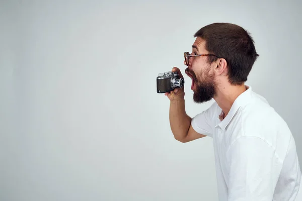 Homem barbudo câmera profissional tecnologia luz fundo — Fotografia de Stock
