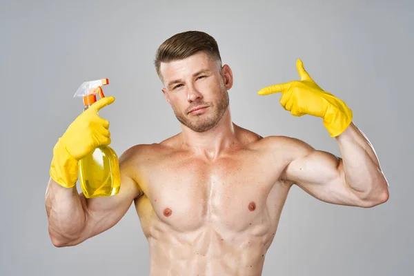 Divertido bombeado hombre guantes de goma detergentes servicio —  Fotos de Stock