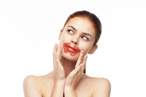Mujer bonita en parches en tratamientos de spa de rejuvenecimiento facial — Foto de Stock