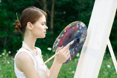 Kadın ressam palet tablosu çizer.