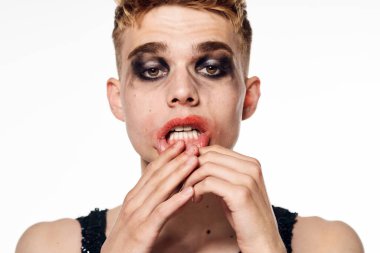 Erkek transseksüel kadın makyaj stüdyosu pozu