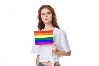 lgbt bayrağı taşıyan kadın cinsiyet değiştirme topluluğunun aydınlık arka planı