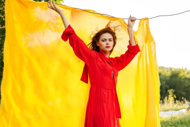 Kırmızı elbiseli güzel bir kadın. Saç stili.