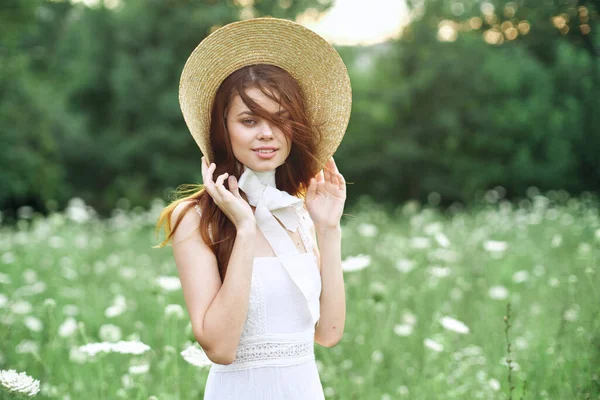 Veselá žena v bílých šatech na přírodě květiny chůze — Stock fotografie