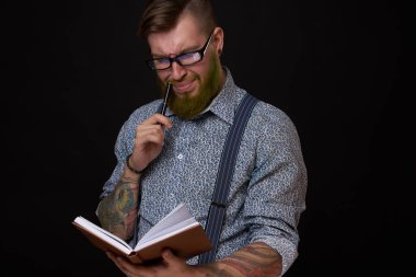 Bir iş adamı gömlekli, elinde bir not defteri olan bir yönetici.