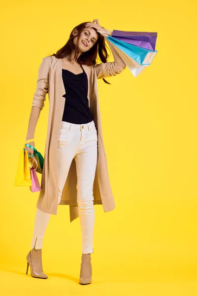 Vrolijk vrouw met pakketten in handen Shopaholic studio model — Stockfoto