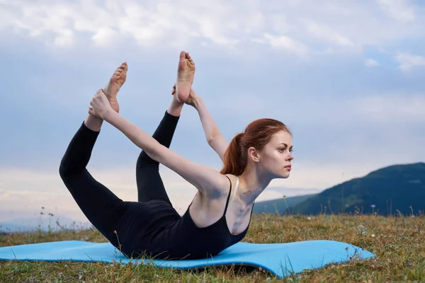 Meditación de entrenamiento de mujer deportiva en las montañas al aire libre —  Fotos de Stock